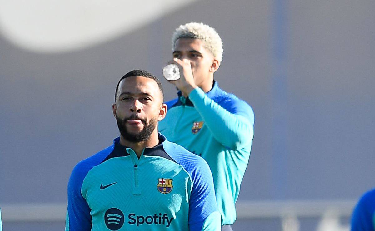 Memphis trains with Barça