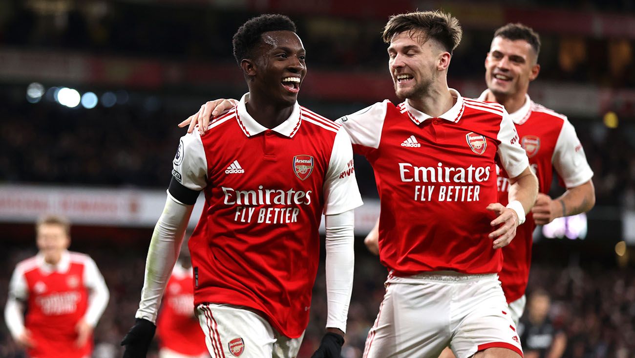 Eddie Nketiah festeja con sus compañeros del Arsenal su gol ante el West Ham (3-1)