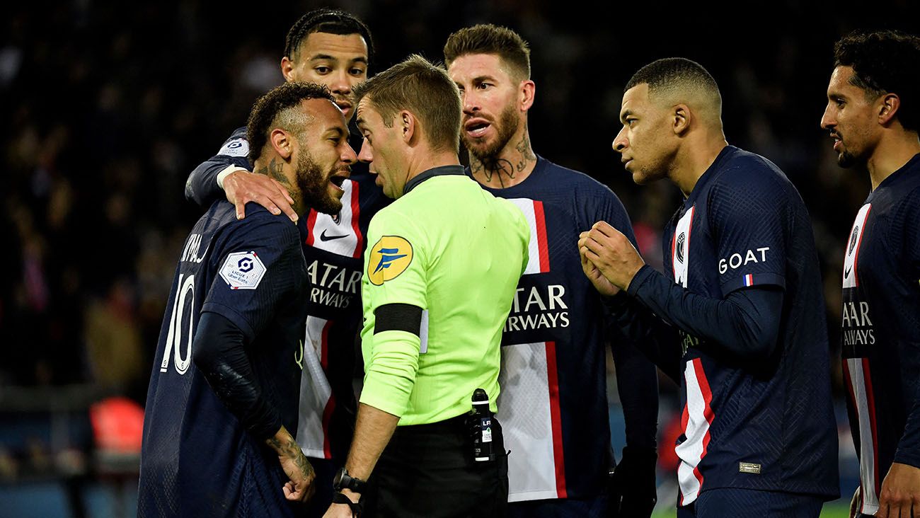 Neymar argues with referee Clément Turpin after being sent off