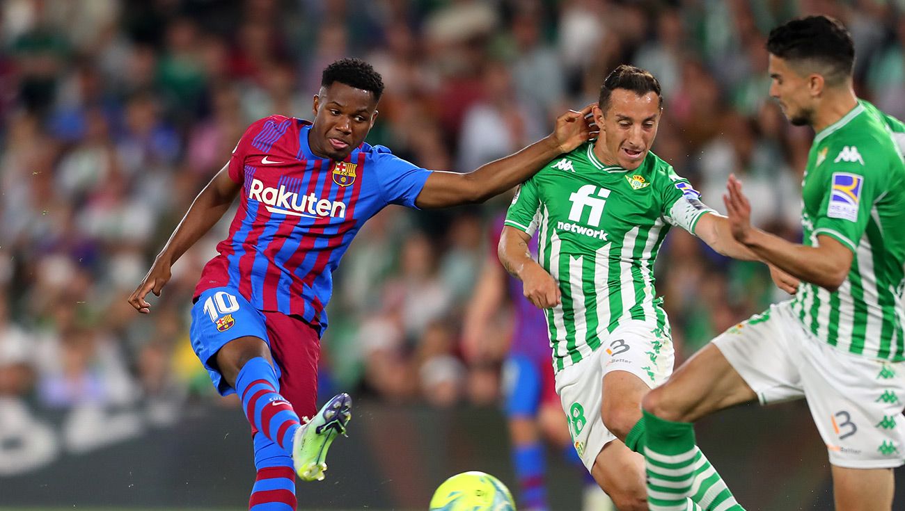 Ansu Fati enfrentando al Betis