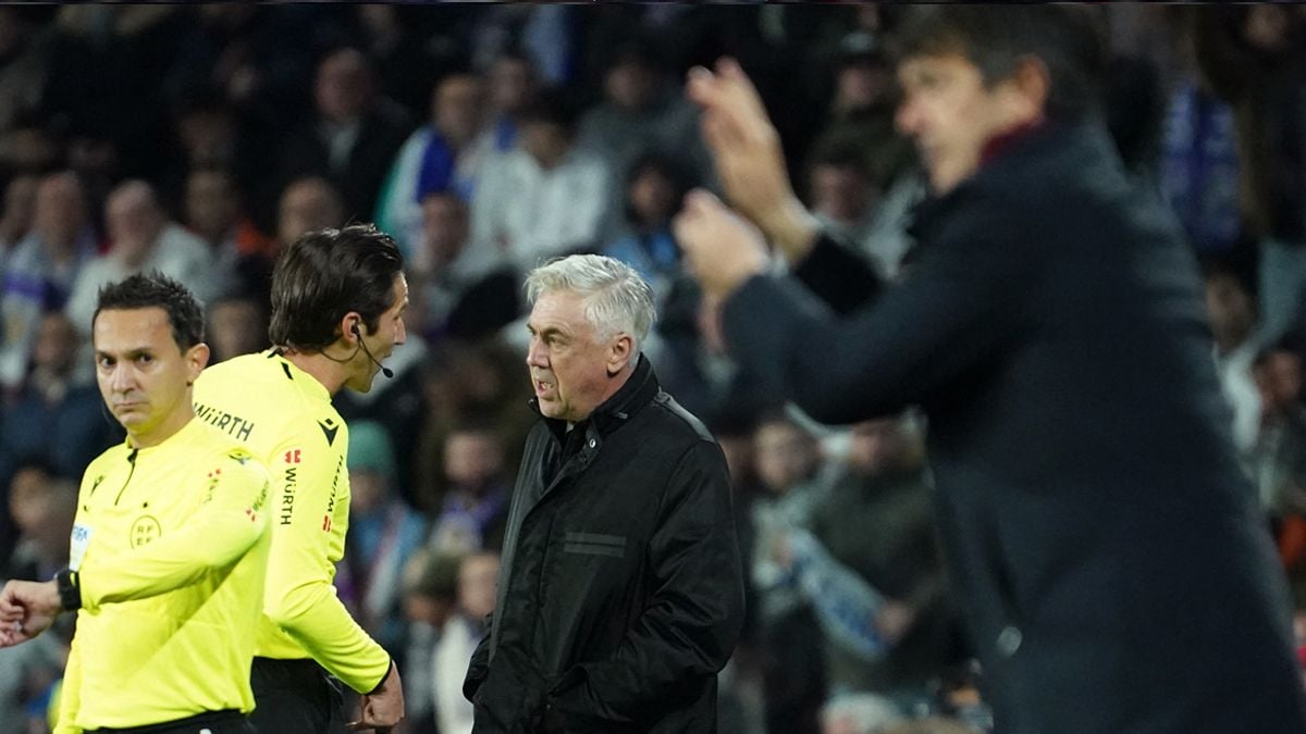 Munuera Montero da explicaciones a Carlo Ancelotti en el Valladolid vs Madrid