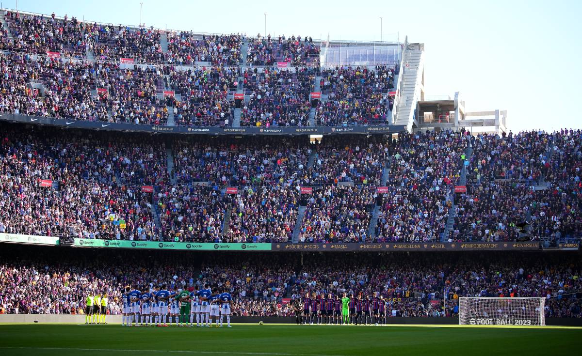  A general view as players of RCD Espanyol hold a minutes silence in memory of former Brazil player Pele