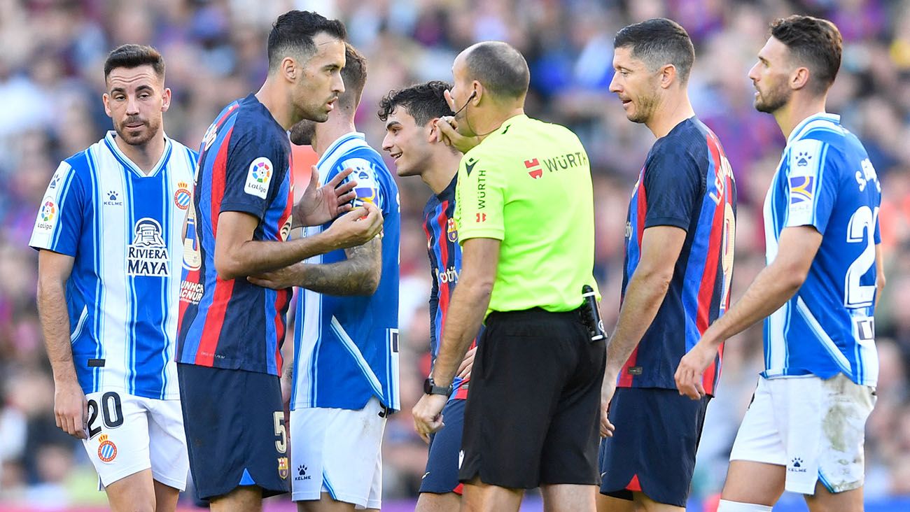 Sergio Busquets conversa con Mateu Lahoz en el Barça-Espanyol (1-1)