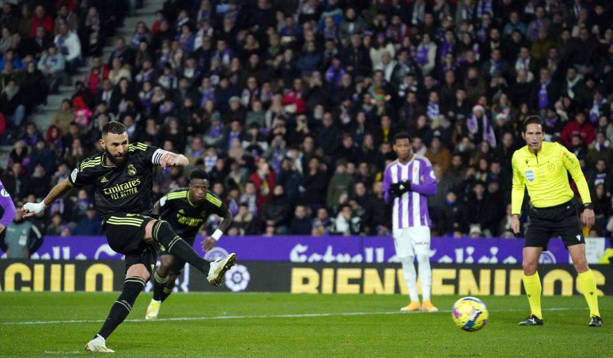 Benzema convierte un penalti ante el Valladolid