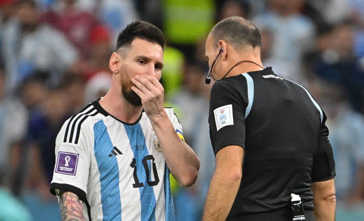 Messi discute con Mateu Lahoz en la Copa del Mundo