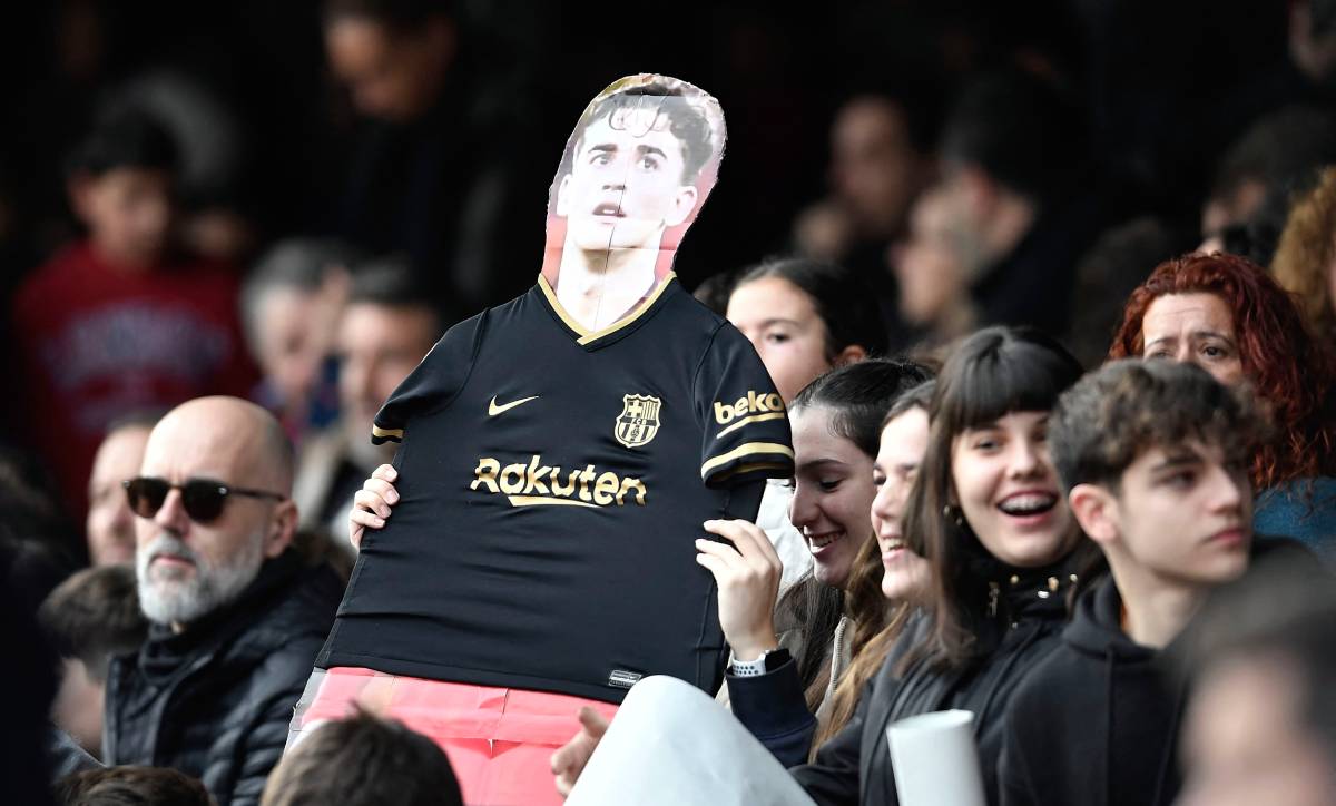 Una aficionada muestra su apoyo a Gavi