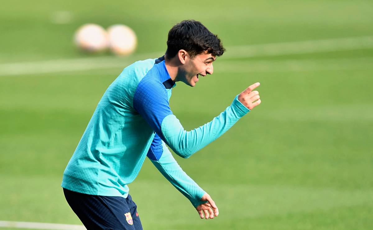 Pedri rie durante el entrenamiento