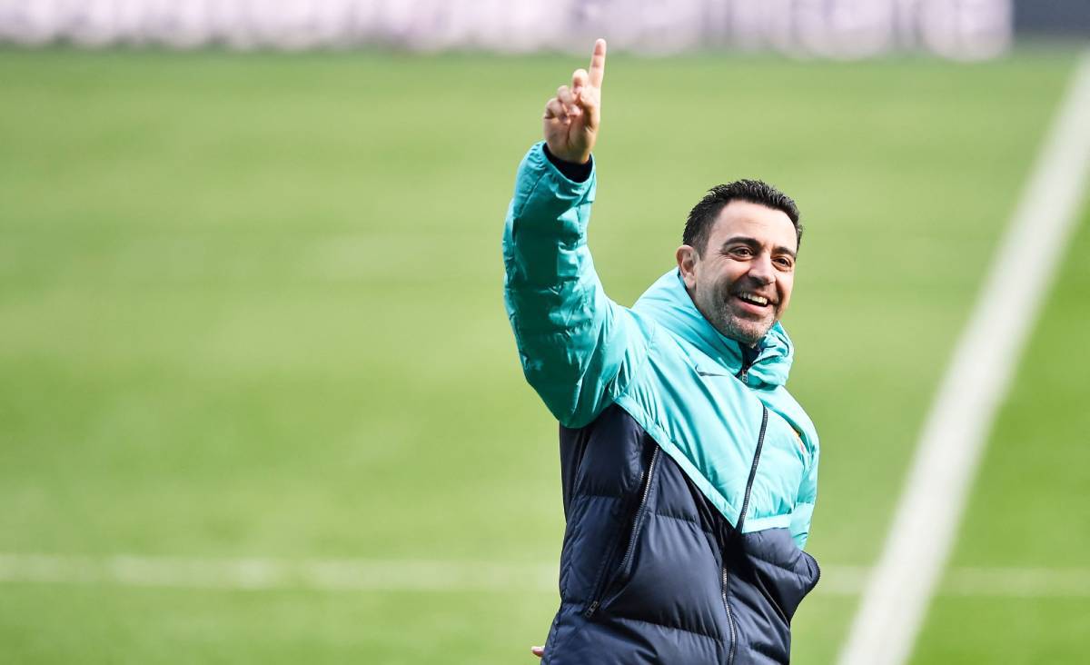 Xavi saluda a la afición