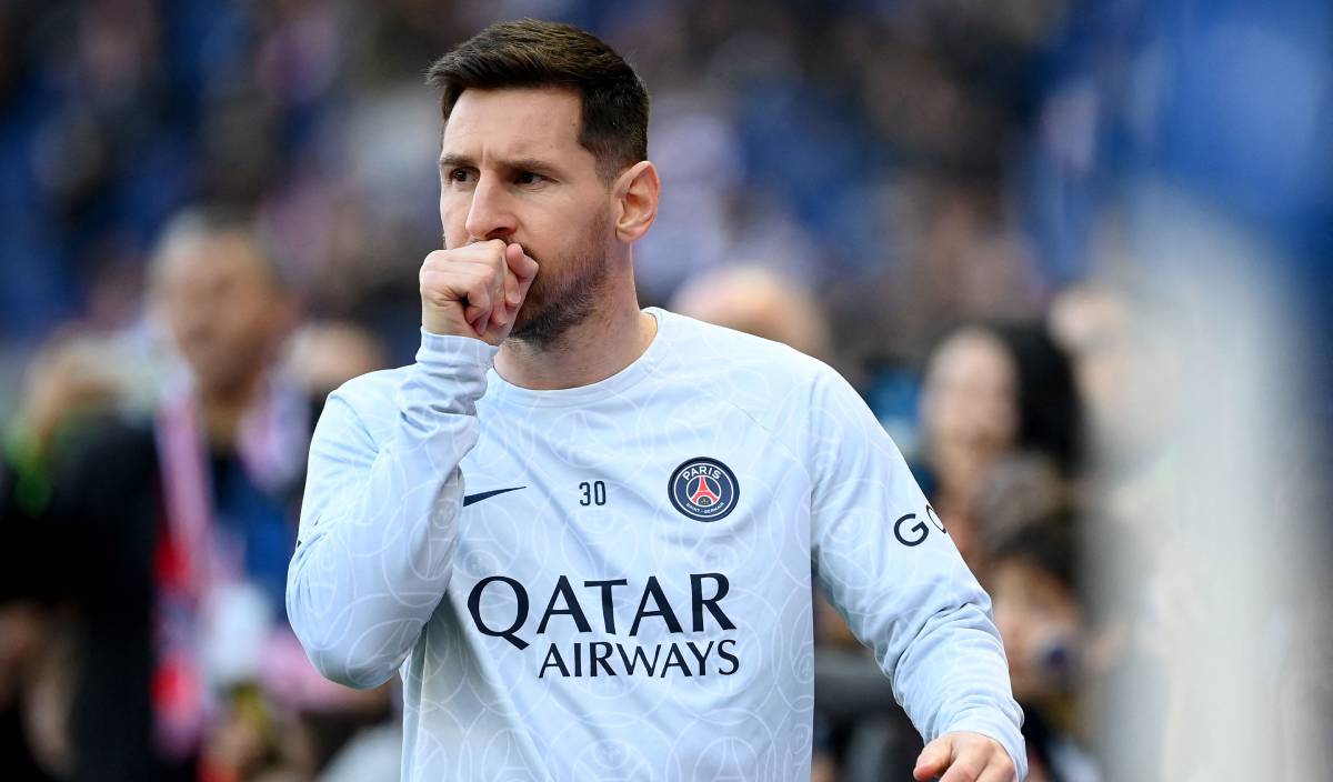 Messi warms before a match v Auxerre