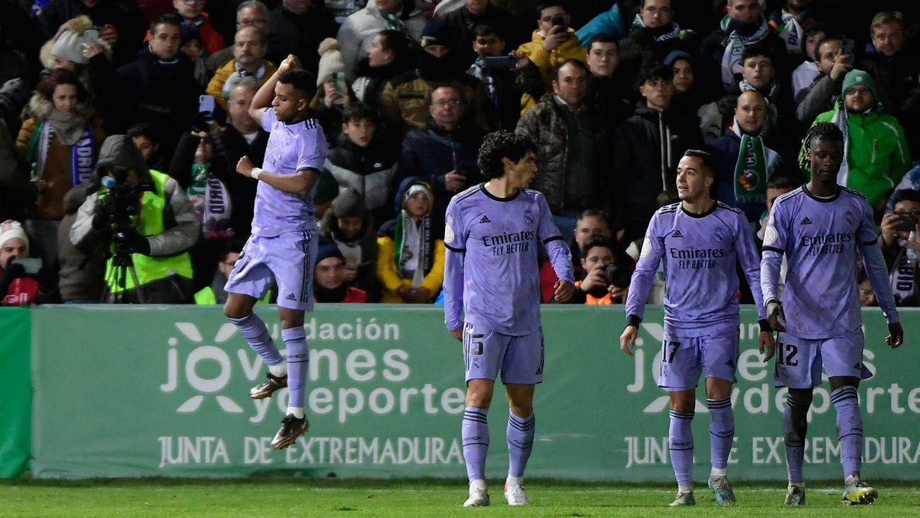 Rodrygo festeja junto a sus compañeros su gol ante el Cacereño (0-1)