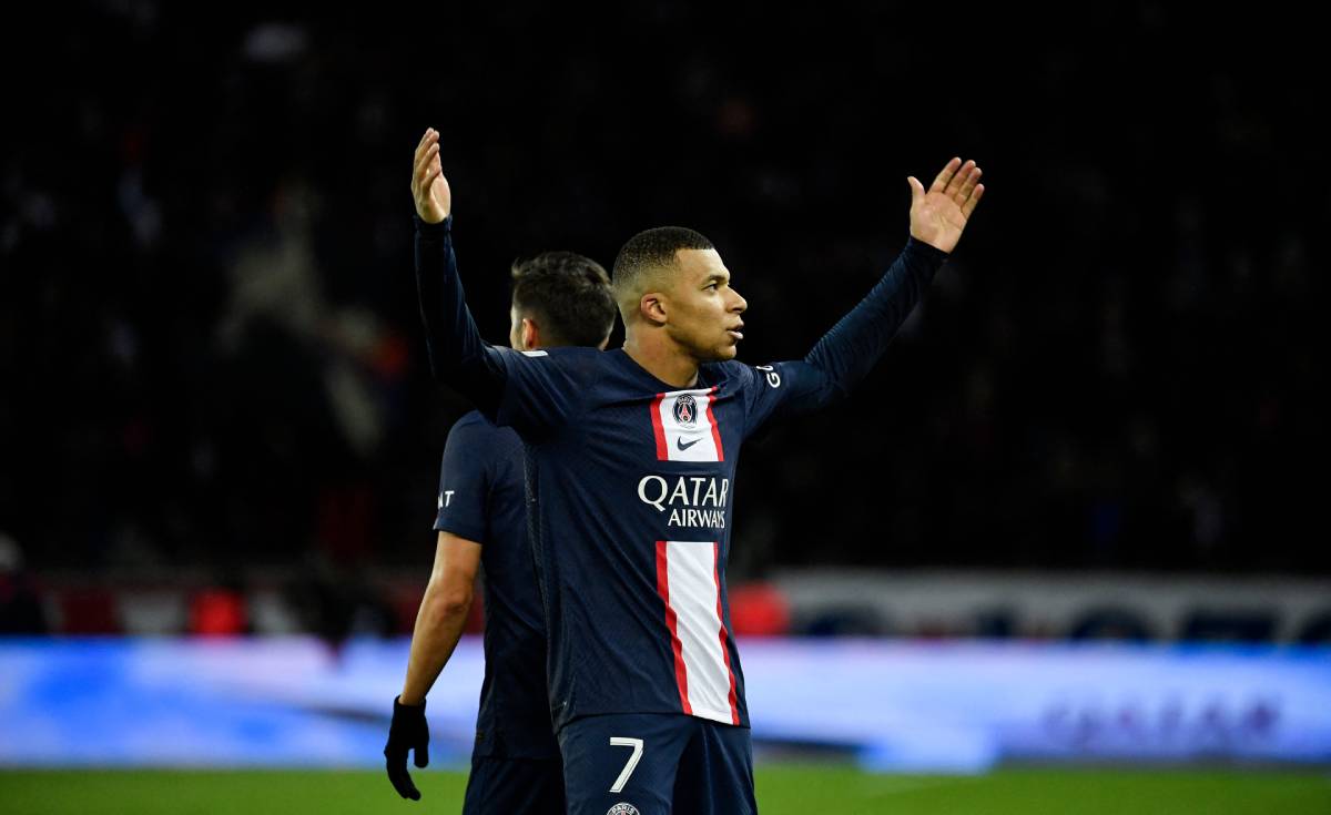 Mbappé celebrates after scoring v Strasbourg