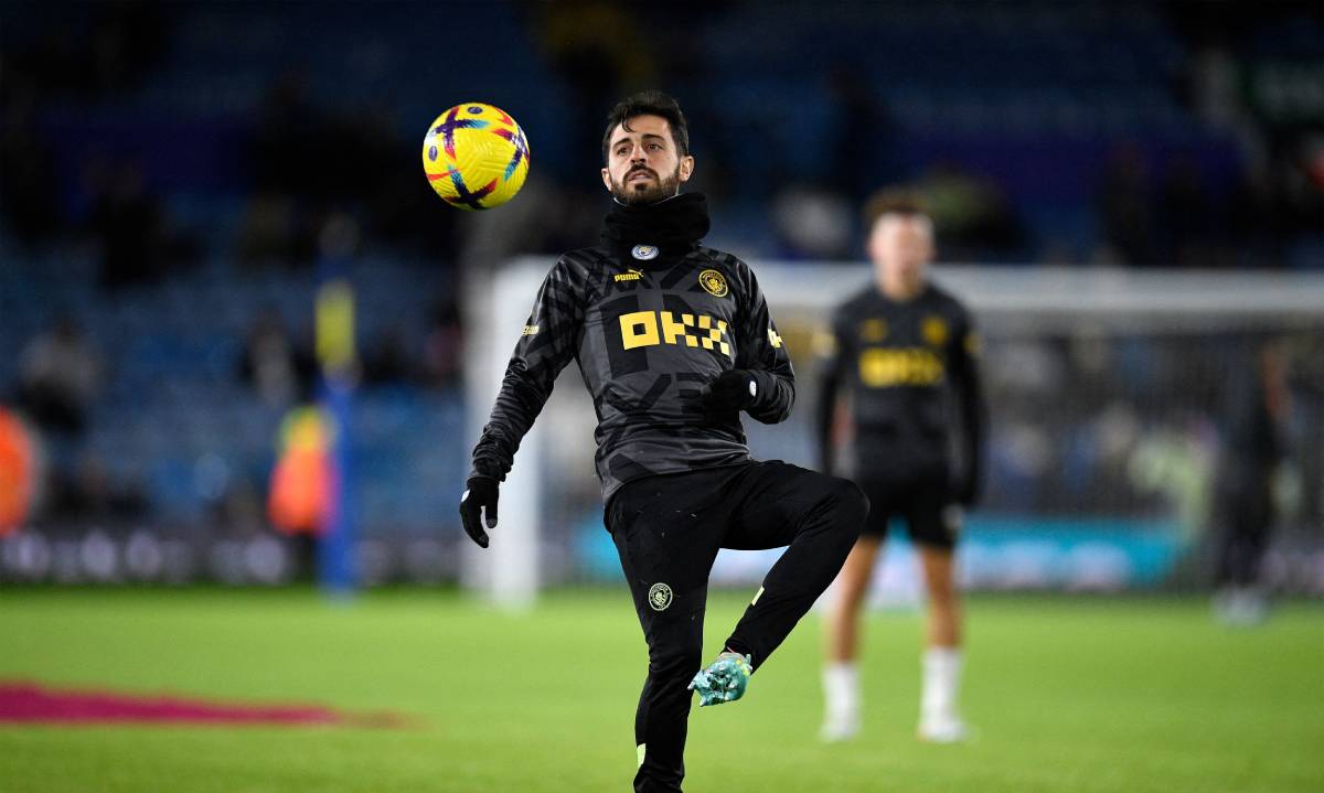 Bernardo Silva warms with Manchester City