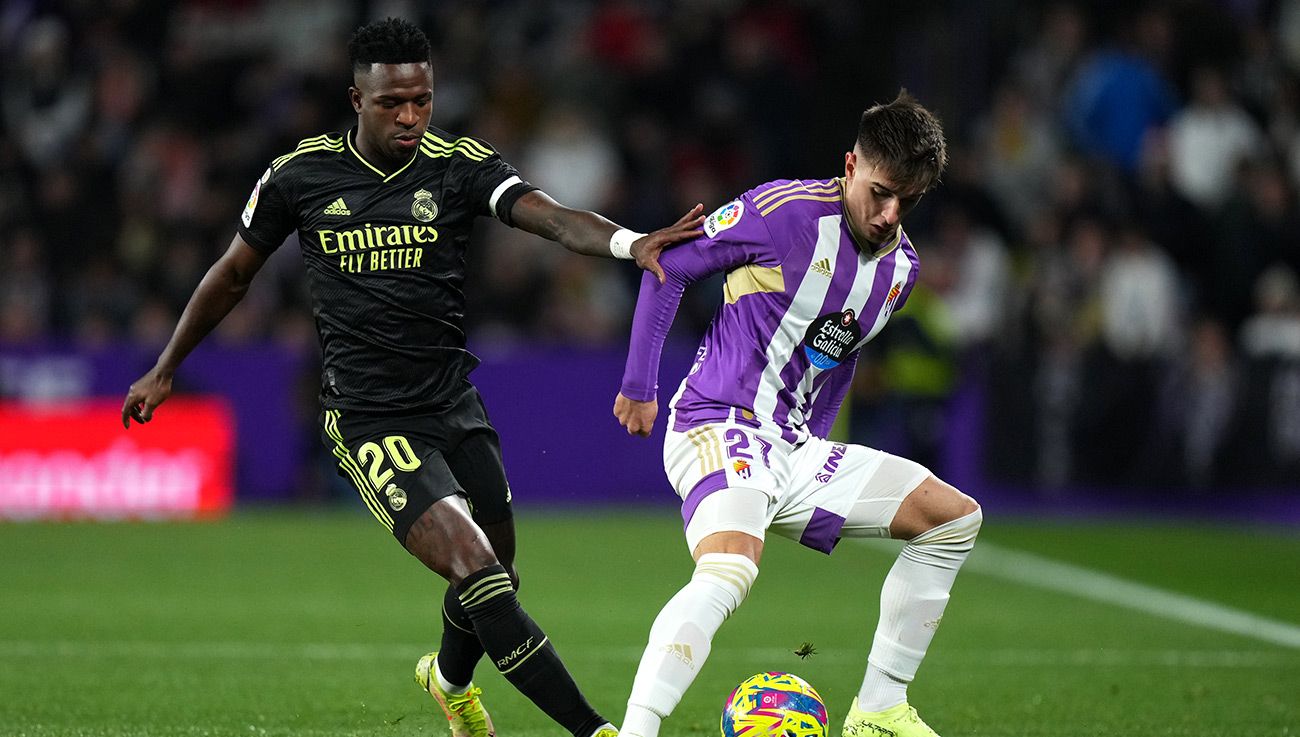 Vinicius e Iván Fresneda disputando el balón