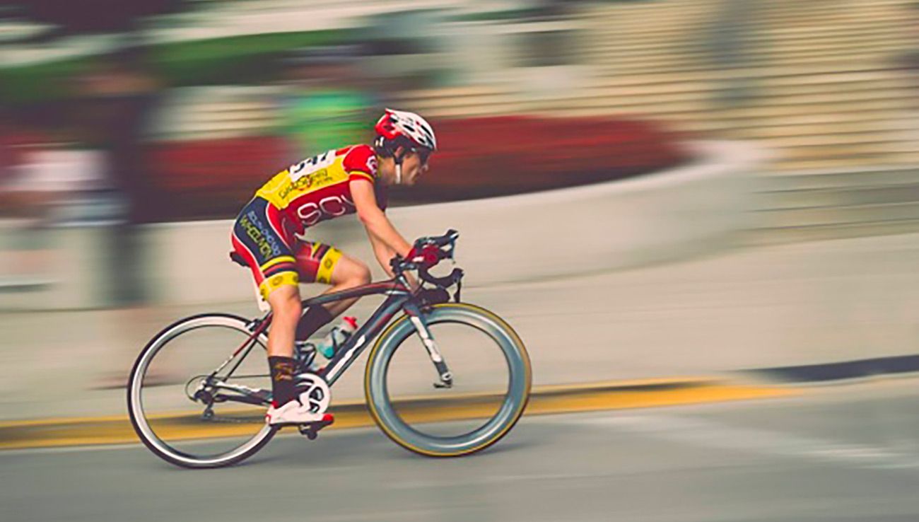 https://pixabay.com/photos/motion-blur-cycling-bike-race-1281675/