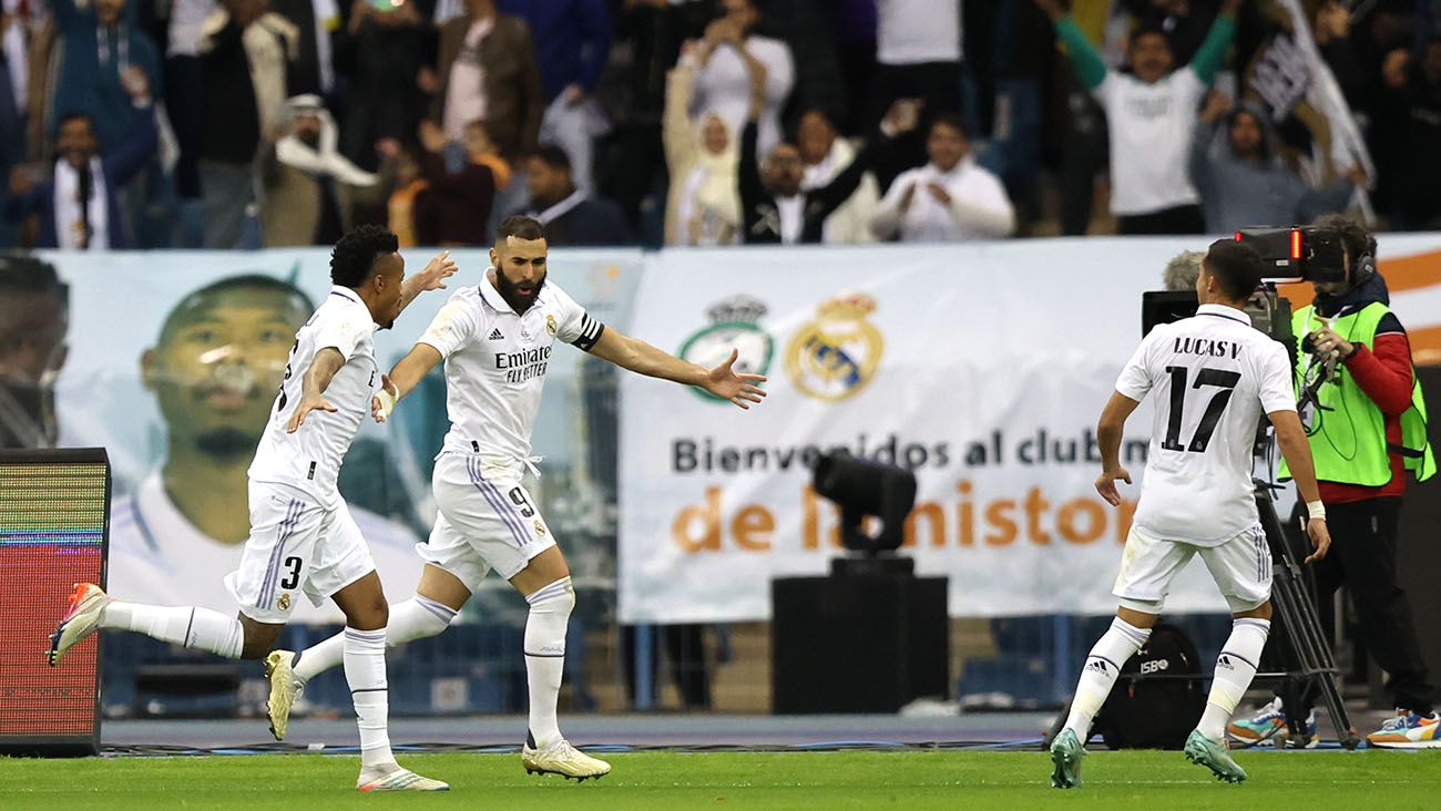 Karim Benzema festeja junto a sus compañeros su gol ante el Valencia