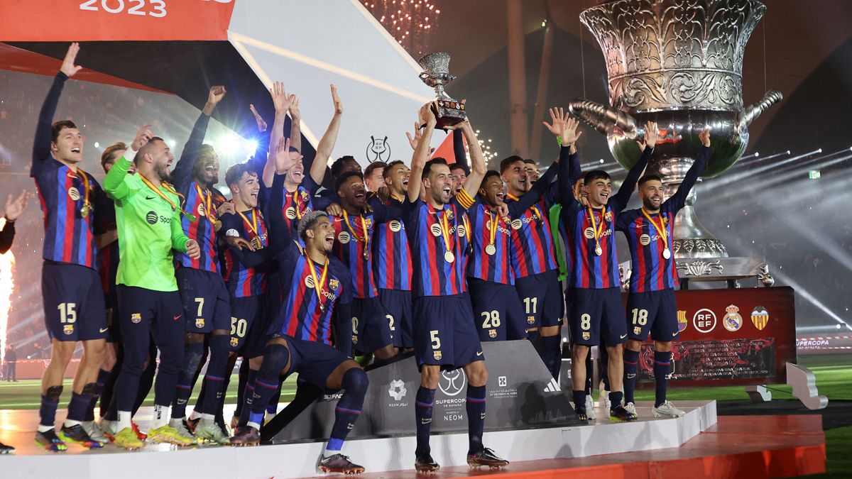 Los jugadores del Barça celebran el título de la Supercopa