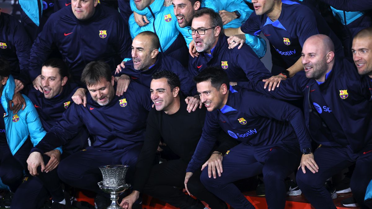 Xavi celebra la Supercopa con su cuerpo técnico