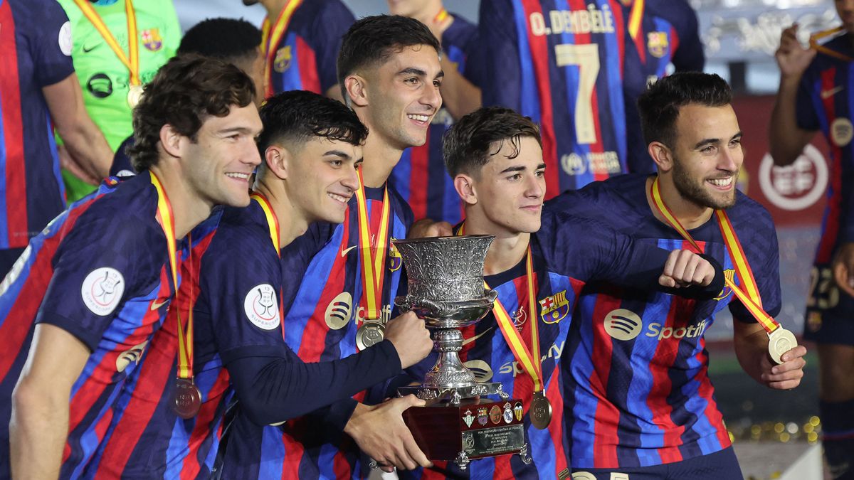 Los jugadores del Barça celebran la Supercopa