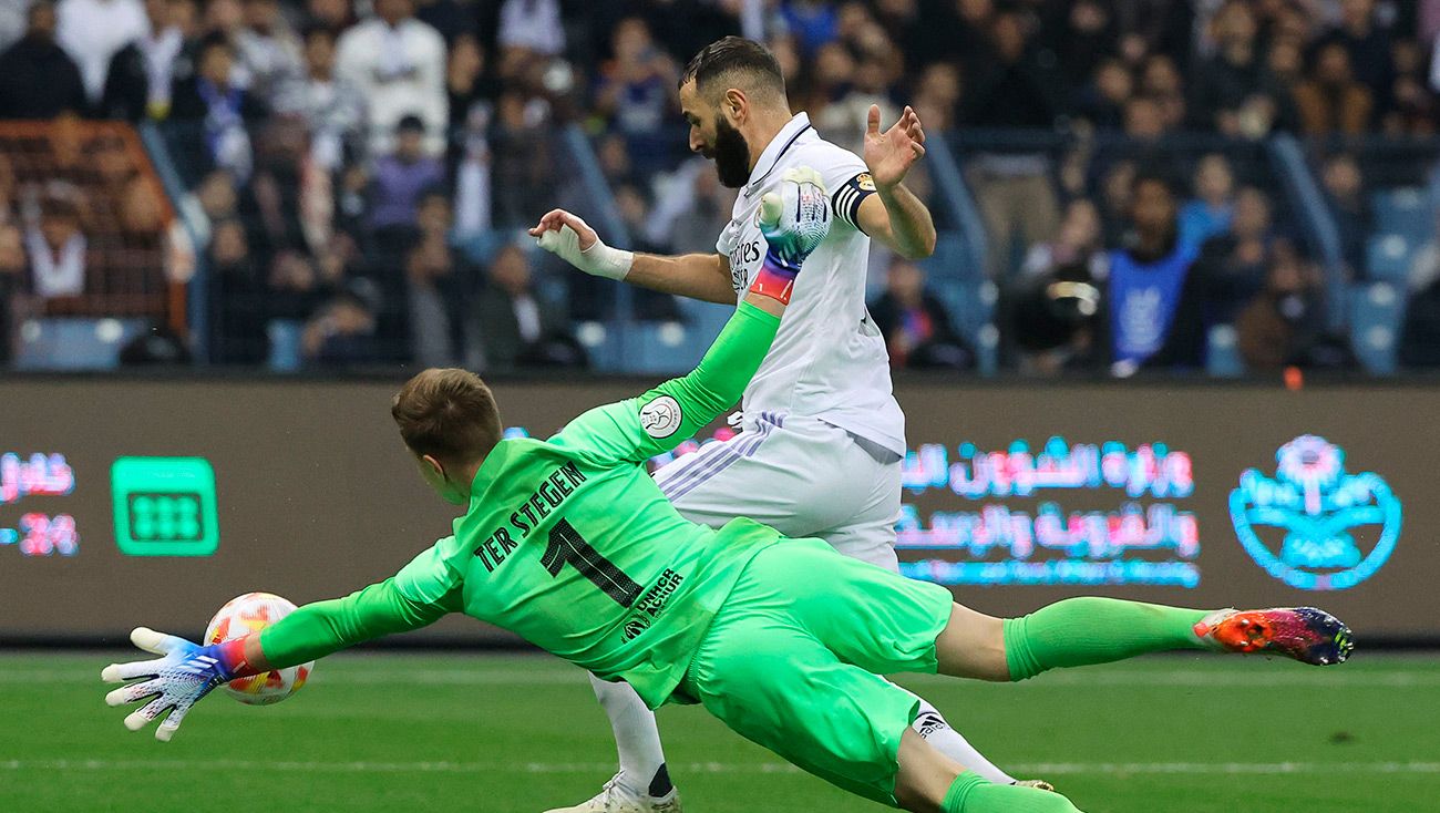 Ter Stegen haciendo una parada a Benzema