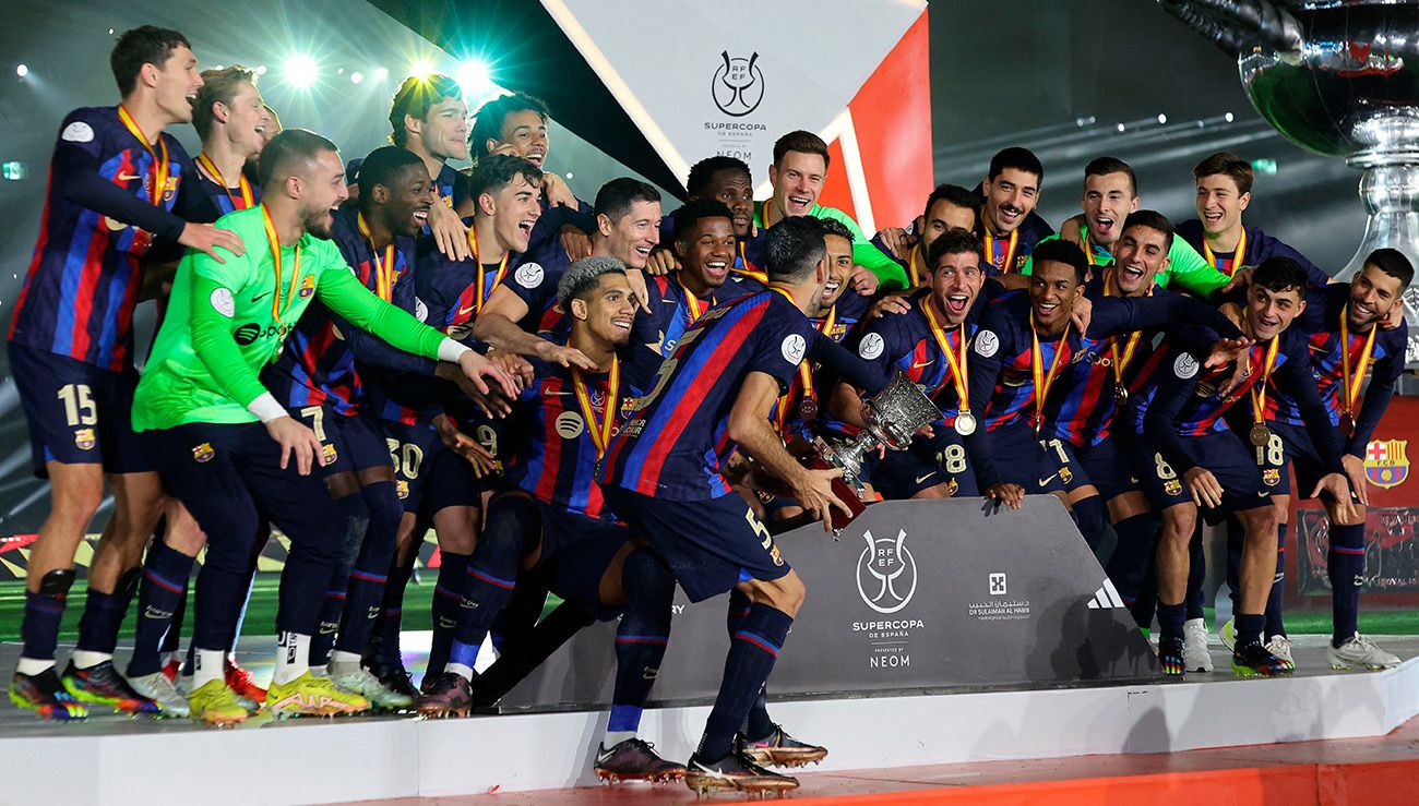 Jugadores del FC Barcelona celebrando el título de la Supercopa