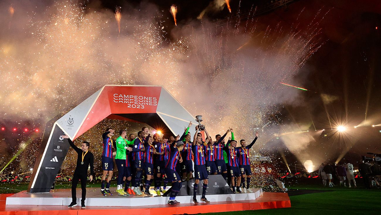 Jugadores del FC Barcelona celebrando el triunfo en la Supercopa