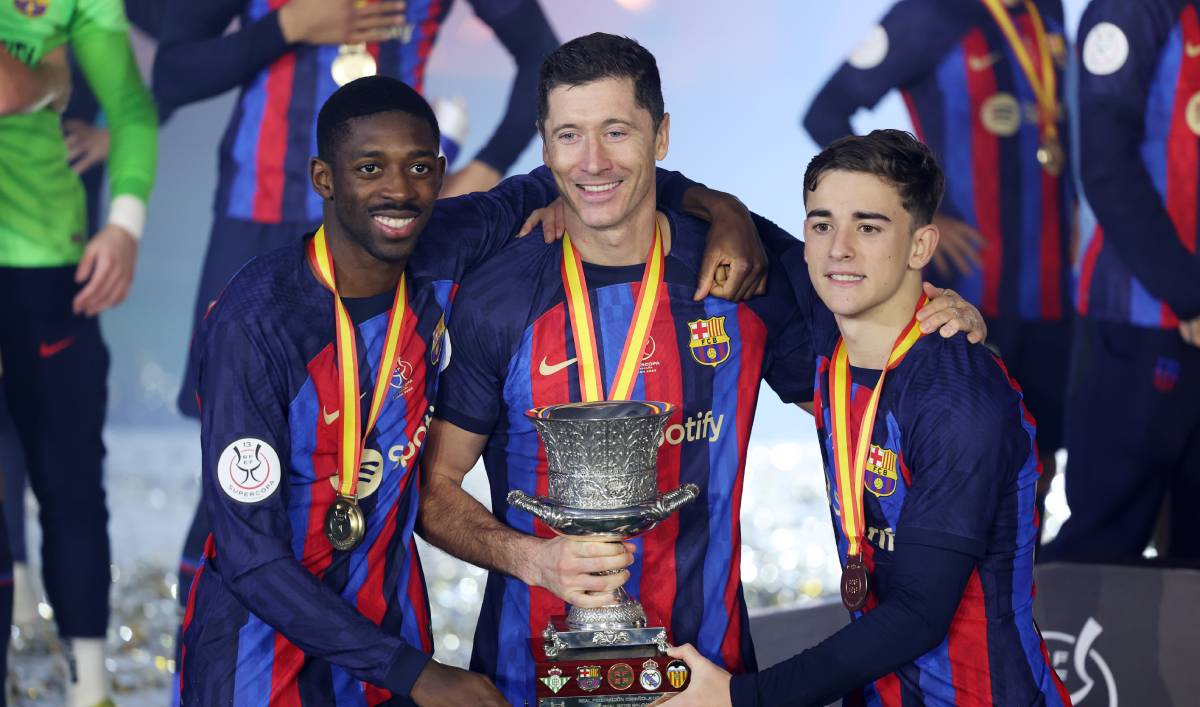 Dembélé, Lewandowski y Gavi tras ganar la Supercopa de España