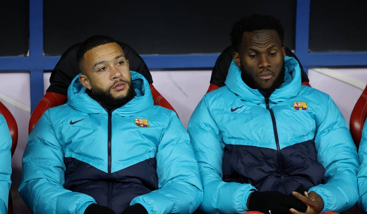 Memphis and Kessié in the bench