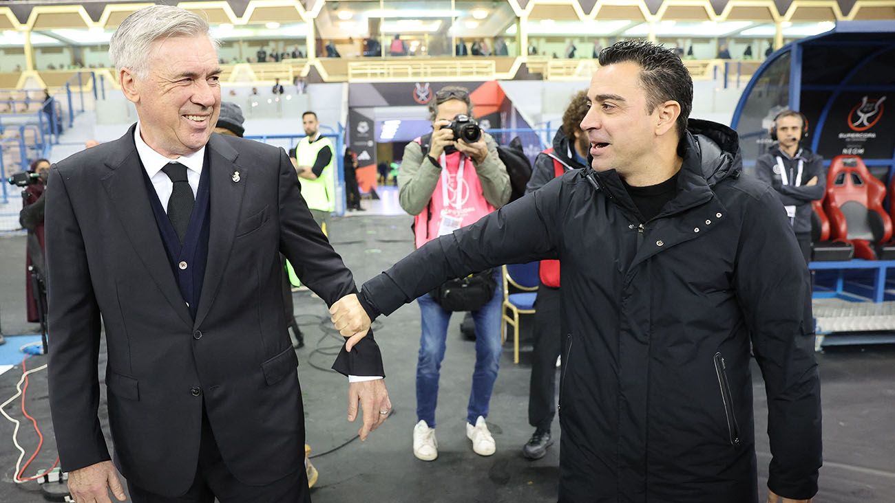 Carlo Ancelotti y Xavi Hernández en la previa de la final de la Supercopa española