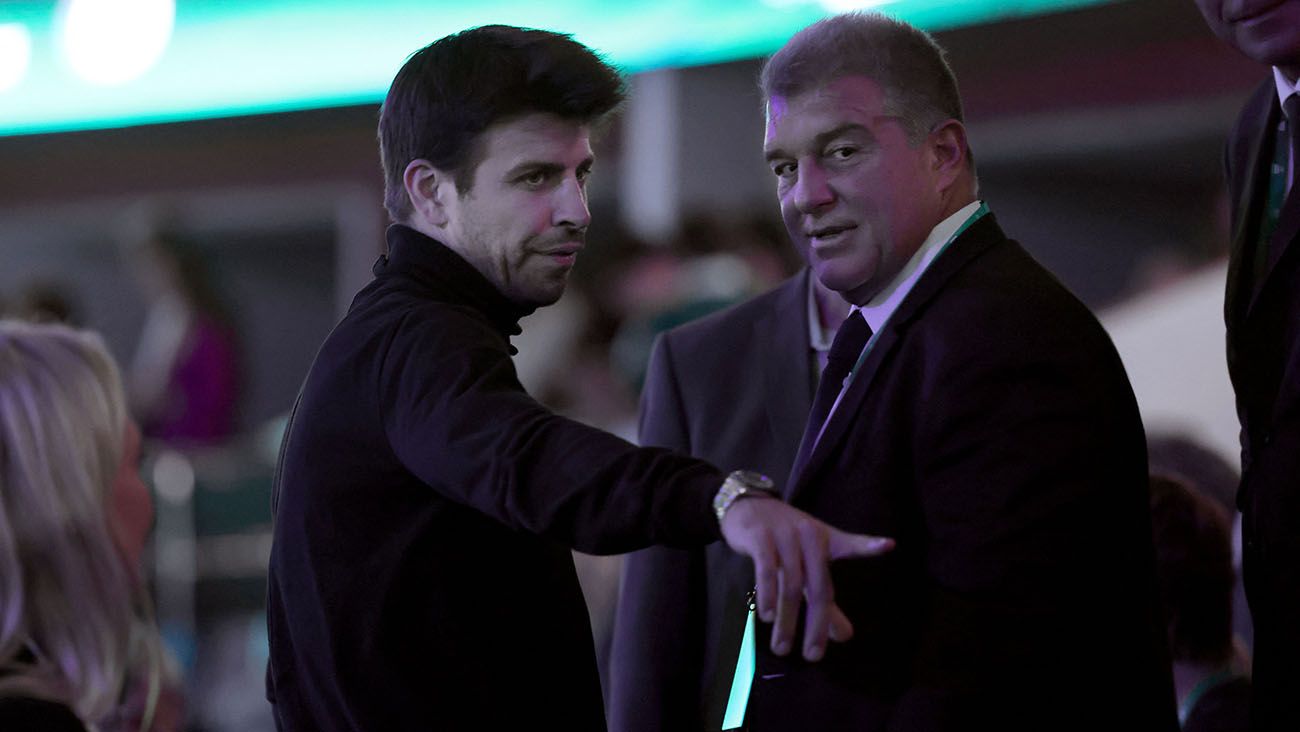 Gerard Piqué y Joan Laporta en un partido de la Copa Davis