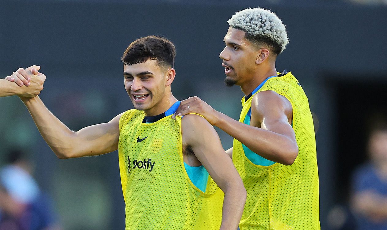 Pedri and Araújo in training