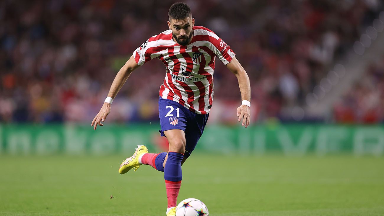 Yannick Carrasco in a match with Atlético Madrid