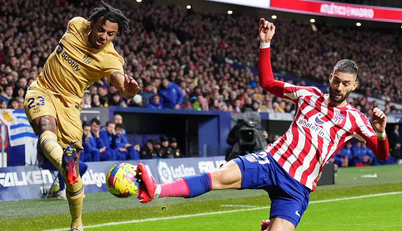 Yannick Carrasco, en una acción contra Jules Koundé