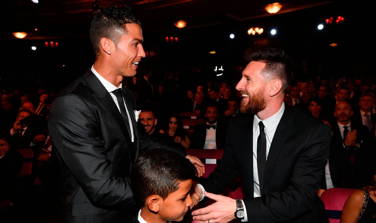 Cristiano and Messi in a awards ceremony