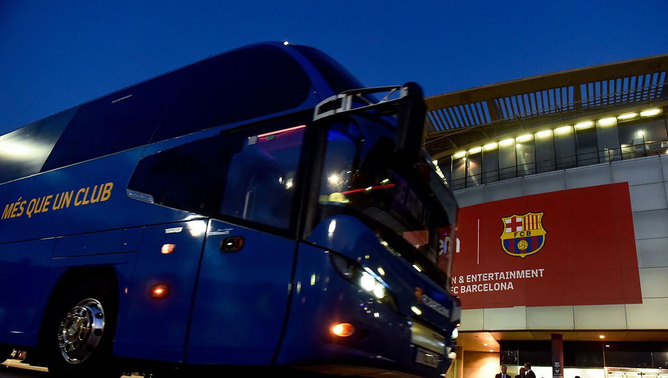 Autobús del FC Barcelona llegando al Camp Nou