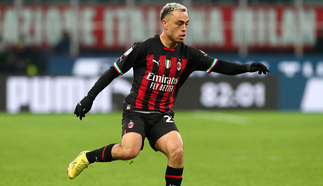 Sergiño Dest con el AC Milan