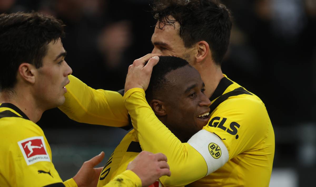 Moukoko festeja un gol con el Dortmund