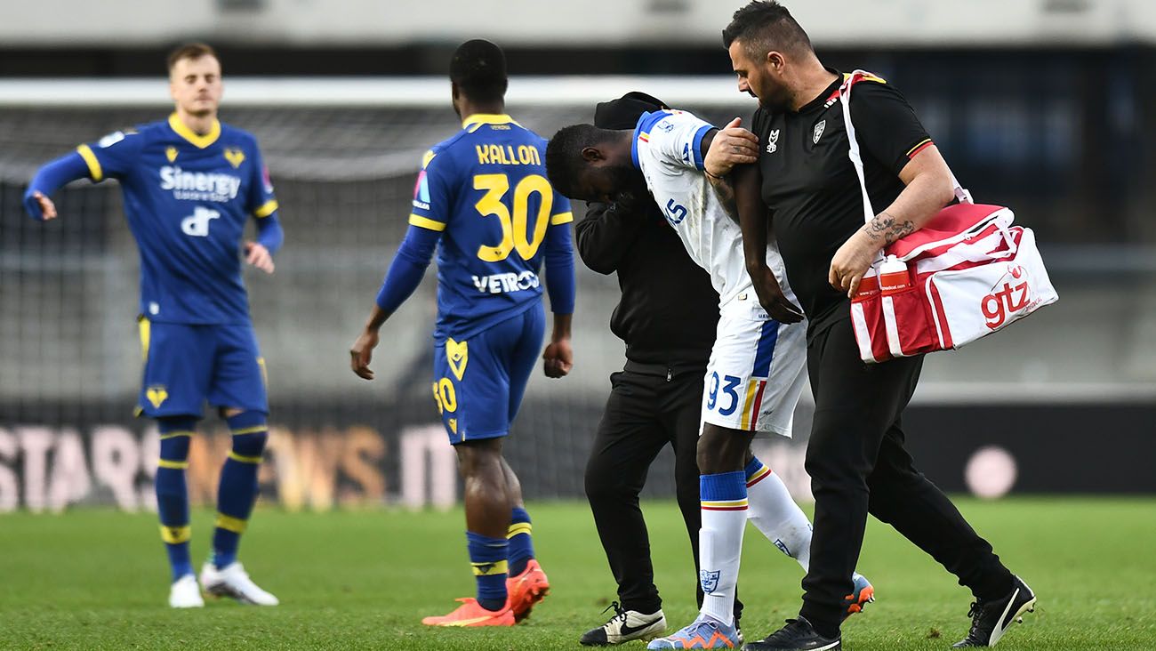 Samuel Umtiti se marcha lesionado del Hellas Verona-Lecce (2-0)