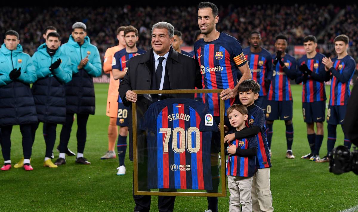 Busquets, homenajeado tras sus 700 partidos con el Barça