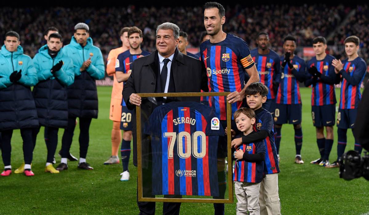 Busquets, homenajeado por sus 700 partidos con el Barça