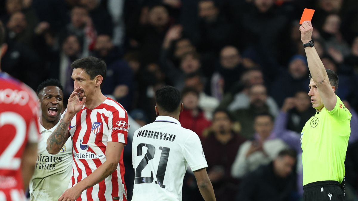 Soto Grado muestra la amarilla a Savic en el Madrid vs Atlético