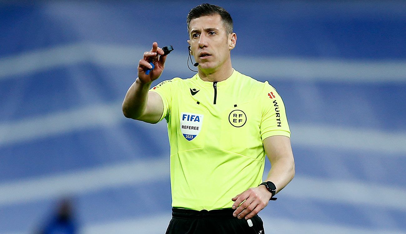The referee Soto Grado during the derby