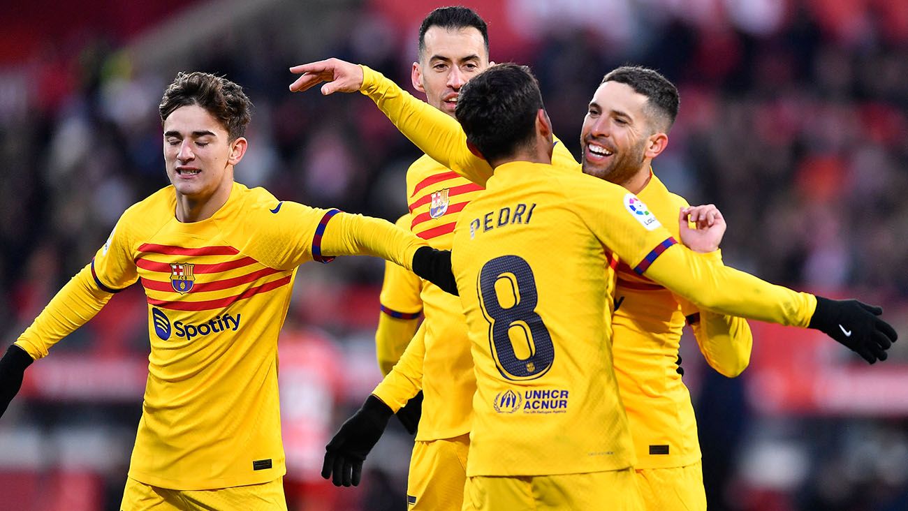 Jordi Alba festeja junto a Pedri, Gavi y Busquets el gol del Barça  en Girona