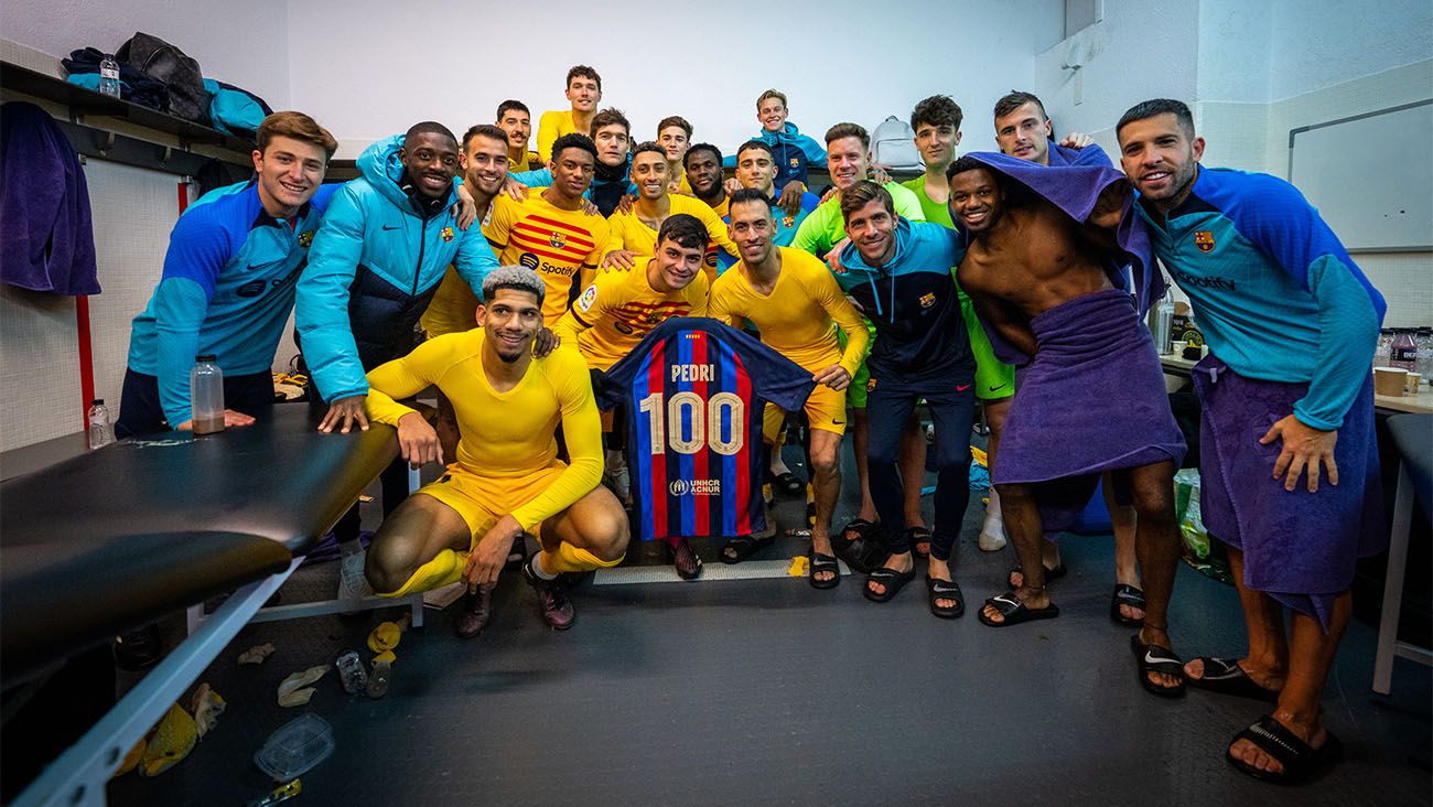 Pedri festejó sus 100 partidos con el Barça junto a la plantilla culé. Foto: @FCBarcelona_es en Twitter
