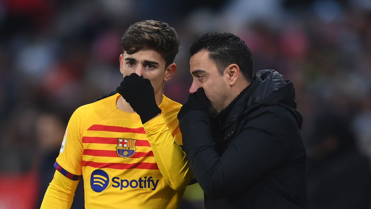 Xavi y Gavi hablan durante el Girona vs Barça