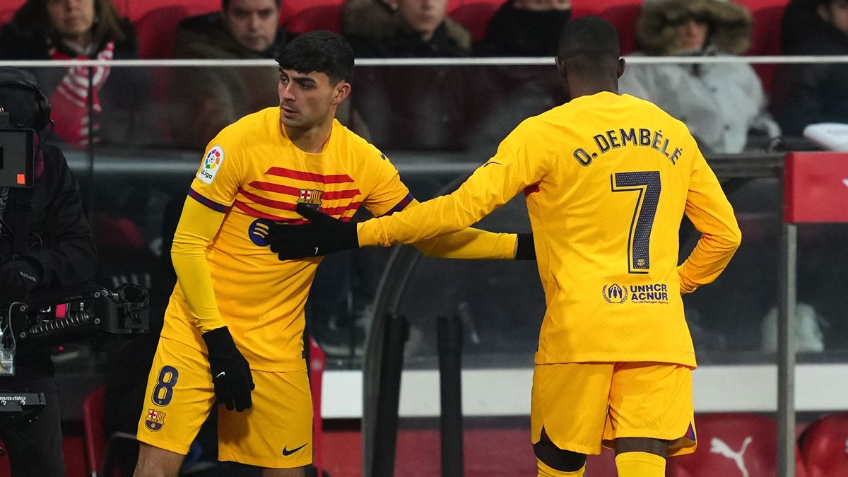 Ousmane Dembélé siendo sustituido por Pedri contra el Girona