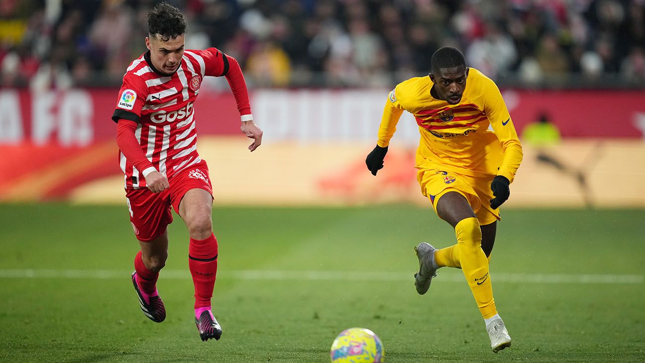 Arnau Martínez persigue a Dembélé durante el Girona-Barça (0-1)