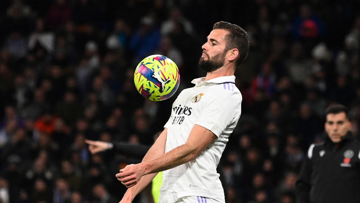Nacho controla un balón con el pecho en el Real Madrid Real Sociedad