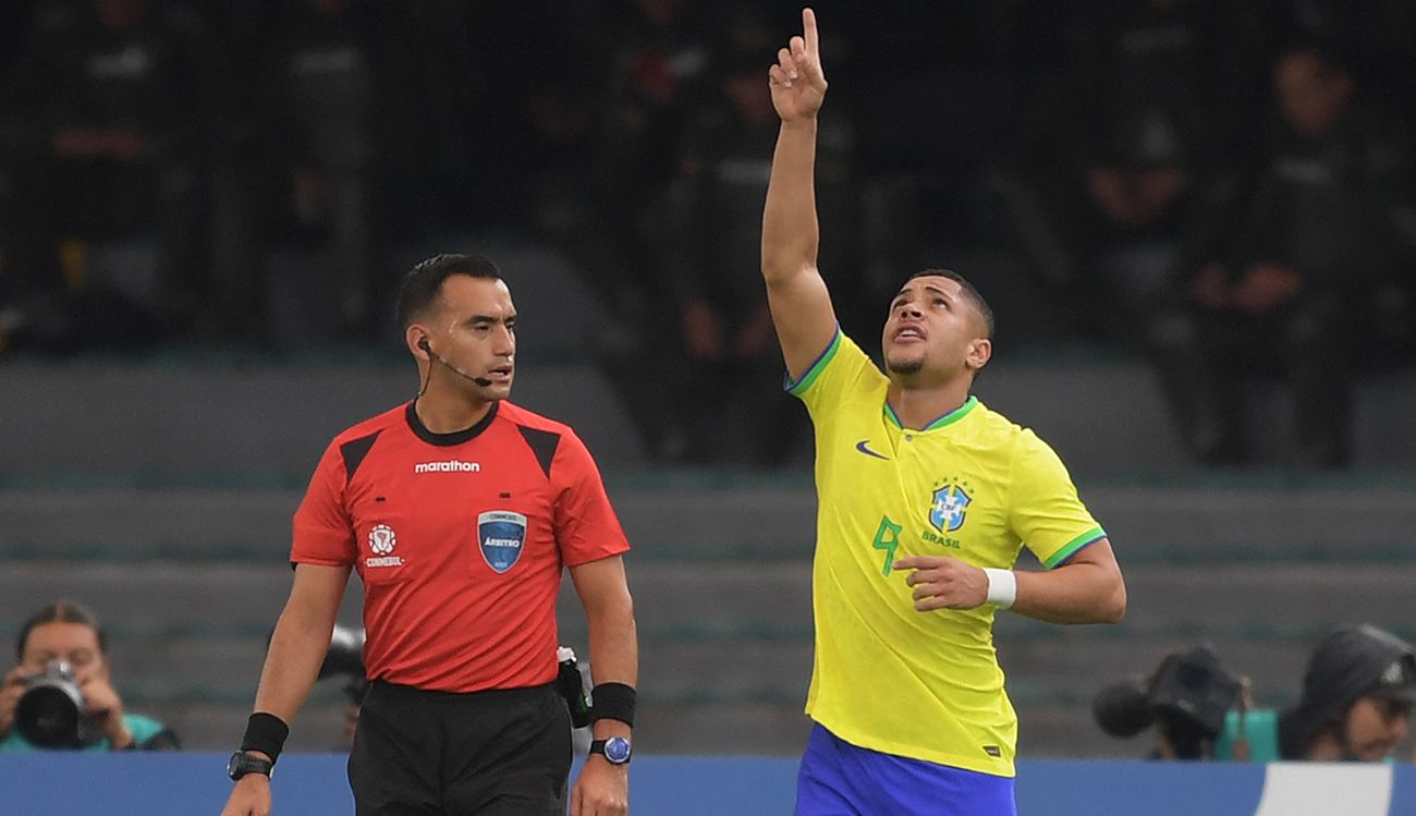 Vitor Roque with Brazil