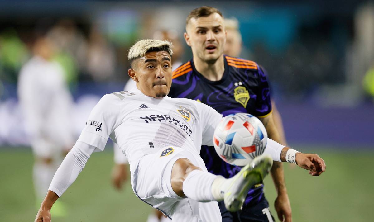 Julián Araujo, en un partido con LA Galaxy