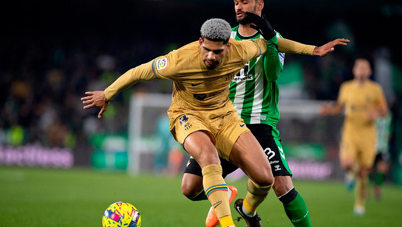 Ronald Araújo disputando el balón